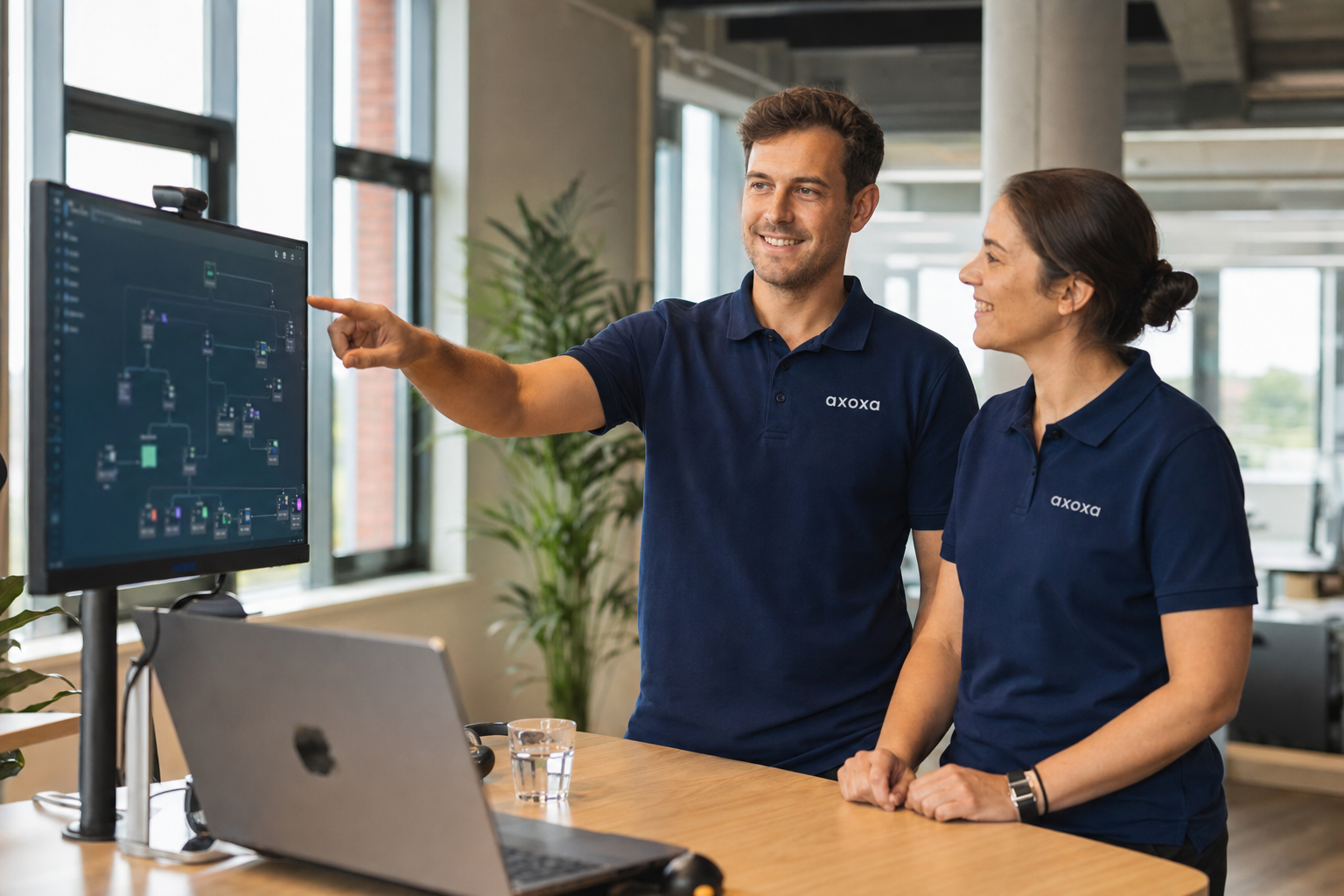 SystemLabs-medewerkers in bedrijfskleding bespreken een AI-workflow aan een groot scherm in een modern kantoor.